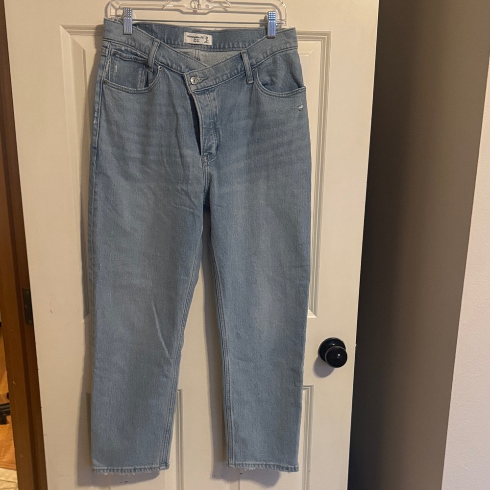 Abercrombie & Fitch Women's Light Blue Straight Leg Jeans